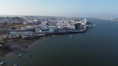 İspanya 'da Ayamonte ile Rio Guadiana' nın hava manzarası. Yüksek kalite 4k görüntü