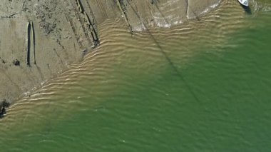 Küçük tekneli, çöp yığını ve küçük tekneli drone manzarası