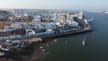 İspanya 'da Ayamonte ile Rio Guadiana' nın hava manzarası. Yüksek kalite 4k görüntü