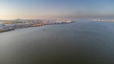 İspanya ile Portekiz arasındaki sınır olan Rio Guadiana 'nın ön planda Ayamonte ve Portekiz' de Vila Real de Santo Antonio 'nun hava manzarası..