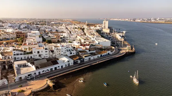 İspanya 'da Ayamonte ile Rio Guadiana' nın hava manzarası. Yüksek kalite 4k görüntü
