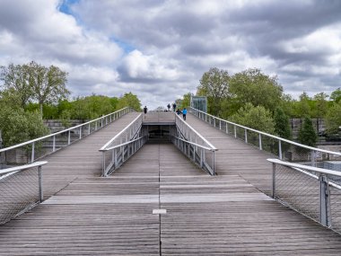 Paris, Fransa 04.15.25 Yoldan geçen Simone-de-Beauvoir 'in Paris' teki Seine Nehri 'ni kapsayan manzarası zarif modern tasarımı ve şehir çevresini gözler önüne seriyor..