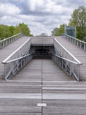 Yoldan geçen Simone-de-Beauvoir köprüsünün mimari çizgileri ve çelik tasarımı Paris 'in merkezindeki her iki nehir kıyısını birbirine bağlıyor..