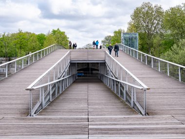 Paris, Fransa 04.15.25 Medium. Yolcu Simone-de-Beauvoir yaya köprüsünün eşsiz kıvrımlarını ve yapısını vurguluyor.