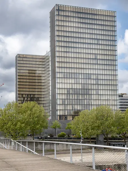 Bibliotheque Nationale de France 'ın yakın plan mimarisi temiz hatlarını ve minimalist tasarımını sergiliyor.