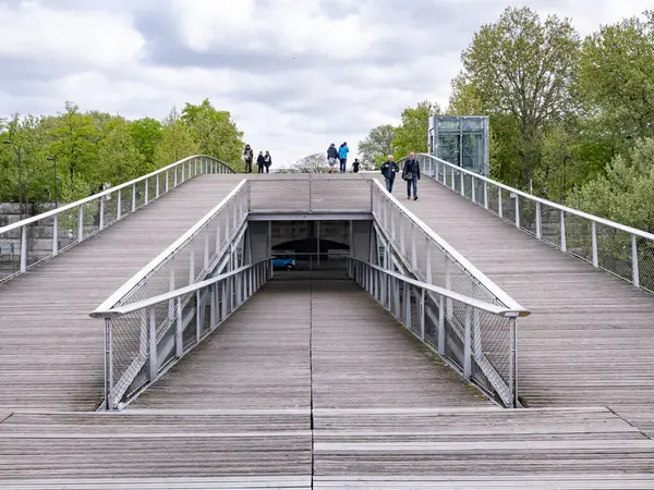 Paris, Fransa 04.15.25 Medium. Yolcu Simone-de-Beauvoir yaya köprüsünün eşsiz kıvrımlarını ve yapısını vurguluyor.
