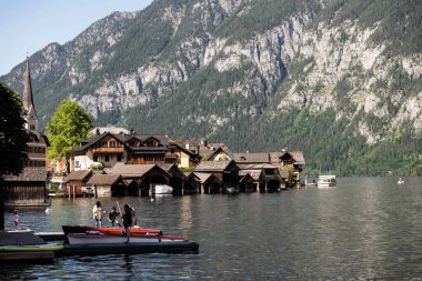 Gölde güzel bir çayırlık