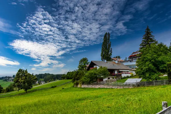 Austira Muntains 'deki güzel ev. 