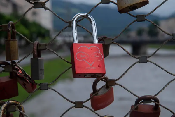 Kırmızı kalp şeklinde asma kilit.