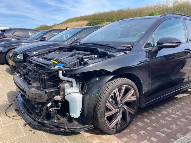 Kijkduin, Lahey Hollanda Avrupa - 14 Nisan 2024: hırsızlar araba parçalarını ve panelleri ve yedek parçaları çaldı