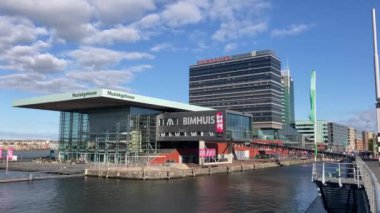 Amsterdam, Hollanda - 3 Ekim 2024: Muziekgebouw aan IJ, Bimhuis Caz ve Doğaçlama Müzik ve Movenpick Hotel Konser Salonu 