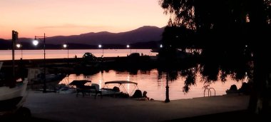 Mini limanda deniz manzaralı güzel gün batımı 