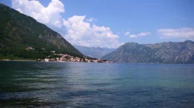 Canlı dairesel panoramik bir manzarada, yazın dağlarla ve Karadağ 'ın kıyı köyleriyle çevrili çarpıcı Kotor Körfezi görülüyor. Video 23 saniye. Adriyatik kıyı şeridinin huzurlu güzelliği