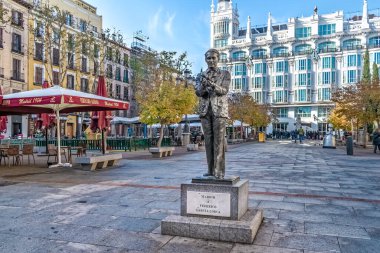 Madrid, İspanya - 30 Kasım 2021: 1986 'da Plaza de Santa Ana, Madrid' de kurulan Julio Lopez Hernandez 'in Federico Garcia Lorca heykelinin görüntüsü. Bronz anıt, ünlü İspanyol şair ve oyun yazarı onuruna dikildi.