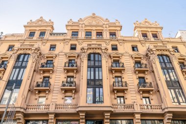 Madrid, İspanya - 30 Kasım 2021 Gran Via 15 Madrid 'deki tarihi bir binanın şık cephesi. Bu erken 20. yüzyıl yapısı, süslü balkonlar ve büyük pencereler de dahil olmak üzere karmaşık mimari ayrıntılara sahiptir.