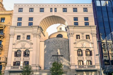 Madrid, İspanya - 30 Kasım 2021: Madrid, Gran Via 'daki Real Oratorio del Caballero de Gracia cephesi. Bina, klasik ve modern elementleri bir kemer de dahil olmak üzere birleştirerek mimari tarzıyla göze çarpıyor.