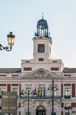 Puerta del Sol, Madrid, İspanya 'daki Real Casa de Correos binasının saat kulesi. İkonik bina neoklasik bir tasarıma sahip ve Madrid bölgesel hükümetinin merkezi olarak hizmet vermektedir.