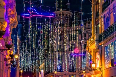 İspanya 'da tatil döneminde Madrid' de işlek bir caddeyi renkli Noel ışıkları süsler. Şenlik süslemeleri ve neon ışıkları yerli ve turistler için büyülü bir atmosfer yaratıyor.