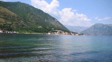 Kotor Körfezi 'nin çarpıcı panoramik manzarası, sakin Adriyatik Denizi, dağları çevreleyen dağlar ve Karadağ' ın kıyı köylerini gözler önüne seriyor. Video 12 saniye. Kotor 'dan yakalanan bu nefes kesici manzara doğanın güzelliğine bir bakış sunuyor.