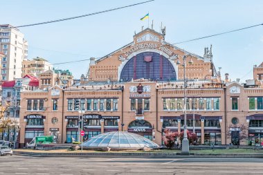 Kyiv, Ukrayna - 27 Ekim 2023: Bessarabskyi Market, Kyiv 'de bulunan tarihi eser. Sahne, açık mavi gökyüzü altında minimum trafiğin olduğu huzurlu bir anı yakalıyor.
