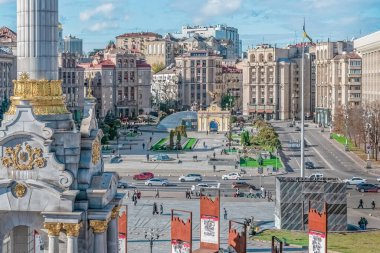 Kyiv, Ukrayna - 27 Ekim 2023: Kyiv 'deki Meydan Nezalezhnosti' nin Bağımsızlık Anıtı 'nı ve çevre kent mimarisini gösteren görüntüsü arttı. Meydan, Kyiv 'in şehir ve kültür mirasını ön plana çıkaran merkezi bir dönüm noktası.