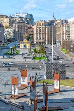 Kyiv, Ukrayna - 27 Ekim 2023: Rusya 'nın Meydan Nezalezhnosti, Kyiv' de Ukrayna 'ya karşı açtığı savaşa adanmış fotoğraf sergisinin havadan görüşü. Sergide metal paneller üzerinde etkili görüntüler sergileniyor, Ukrayna halkının esnekliğini yansıtıyor