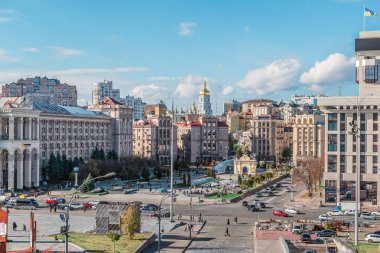 Kyiv, Ukrayna - 27 Ekim 2023: Meydan Nezalezhnosti ve merkez Kyiv 'in havadan görünüşü, parlak mavi bir gökyüzü altında canlı kent manzarasını ve tarihi mimariyi yakalıyor. Sahne, dinamik şehir yaşamını ve Kyiv 'in zengin mirasını yansıtıyor.