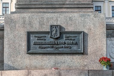 Kyiv, Ukrayna - 27 Ekim 2023: Kyiv 'deki Mykhailivska Meydanı' nda anıtın yeniden inşa tarihlerini ayrıntılarıyla anlatan bir plaketin yakın çekimi. Plaket konumun tarihsel önemini ve korunmasını vurguluyor.