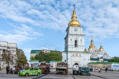 Kyiv, Ukrayna - 27 Ekim 2023: Aziz Michael 's Golden-Domed Manastırı, Kyiv' deki Mykhailivska Meydanı 'ndaki 