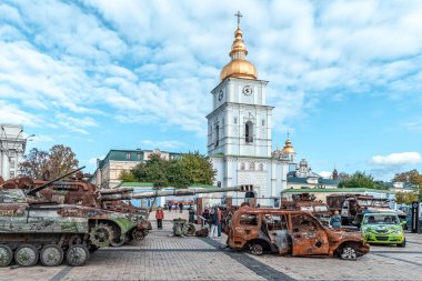 Kyiv, Ukrayna - 27 Ekim 2023: Arka planda Aziz Michael 'ın Altın Kubbe Manastırı ile birlikte Kyiv' deki Yok Olan Rus Askeri Donanım Sergisi 'nde sergilenen imha edilmiş Rus askeri araçları ve ekipmanları