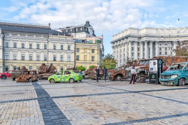 Kyiv, Ukrayna - 27 Ekim 2023: Rusya 'nın 2022 yılında Ukrayna' yı işgali sırasında hasar gören araçların kalıntılarını sergileyerek, Kyiv 'deki Mykhailivska Meydanı' nda imha edilen Rus Askeri Ekipman Sergisi