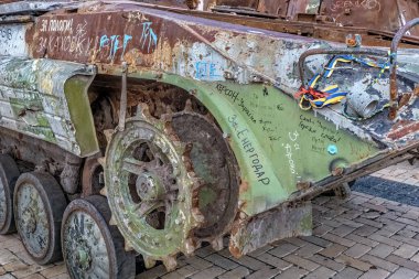 Kyiv, Ukrayna - 27 Ekim 2023: Kyiv 'deki Mykhailivska Meydanı' ndaki Yok Edilen Rus Askeri Malzemeleri Sergisi 'nde sergilenen Rus askeri aracının yakın çekim paslı izleri ve grafiti kaplı cesedi