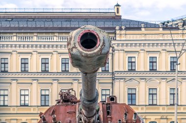 Kyiv 'deki Mykhailivska Meydanı' ndaki Yok Edilen Rus Askeri Ekipman Sergisi 'nde bulunan paslı bir tank varilinin önü. Sergide, 2022 yılında Ukrayna 'nın işgali sırasında mağlup edilen Rus askeri güçlerinin kalıntıları vurgulanıyor.