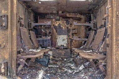 Ukrayna 'nın başkenti Kyiv' deki Mykhailivska Meydanı 'nda sergilenen yanmış bir Rus askeri aracının içi. Bu savaş kalıntısı Rusya 'nın 2022' de Ukrayna 'yı istila etmesinin yol açtığı yıkımı gösteriyor.