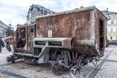 Kyiv, Ukrayna - 27 Ekim 2023: Kyiv 'deki Mykhailivska Meydanı' nda imha edilmiş bir Rus askeri aracı sergilendi. Bu sergi, Rusya 'nın 2022 yılında Ukrayna' yı işgalinin etkilerinin kesin bir hatırlatıcısı olarak hizmet veriyor.