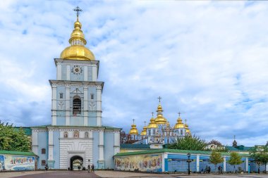 Ukrayna 'nın başkenti Kyiv' deki St. Michael 's Golden Domed Manastırı bulutlu bir gökyüzüne karşı altın kubbeleriyle gururla ayakta duruyor. Bu tarihi eser, Kyiv 'in kalbindeki direnç ve ruhani gücün sembolüdür. Kyiv, Ukrayna - 27 Ekim 2023