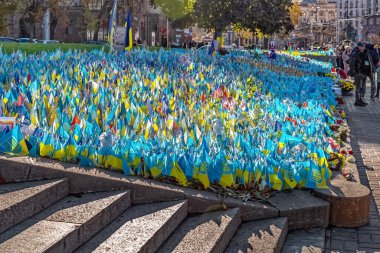 Kyiv, Ukrayna - 27 Ekim 2023: Rusya 'nın Ukrayna' ya karşı savaşında kaybedilen savunmacıların anısına Ukrayna bayraklarıyla kaplanmış Meydan Nezalezhnosti 'deki Ulusal Bellek Çimlerinin görüntüsü. Ulusal fedakarlığa dokunaklı bir övgü.