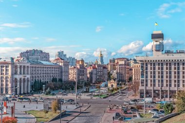Kyiv, Ukrayna - 27 Ekim 2023: Bağımsızlık Meydanı ve açık mavi gökyüzü altındaki tarihi binaların yer aldığı merkez Kyiv 'in manzarası. Görüntü Ukrayna 'nın başkentinin canlı özünü yakalıyor.