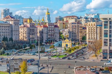 Kyiv, Ukrayna - 27 Ekim 2023: Meydan Nezalezhnosti 'nin tepesinden bir manzara, tarihi kemeri ve Kyiv çevresindeki binaları gösteriyor. Canlı meydan insanlarla ve etkinliklerle dolu.