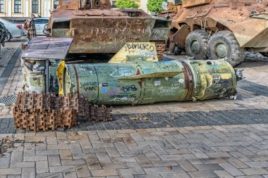 Kyiv, Ukrayna - 27 Ekim 2023: Kyiv 'deki Mykhailivska Meydanı' nda hasar görmüş bir Rus askeri aracı ve füze kalıntıları sergilendi. Açık havada yapılan Yok Edilmiş Rus Askeri Malzemeleri Sergisi