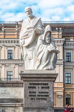 Kyiv, Ukrayna - 27 Ekim 2023: Aziz Kiril ve Methodius Anıtı Mykhailivska Meydanı, Kyiv. Bu mermer heykel, Slav tarihi ve kültürünün önemli figürleri olan Kiril alfabesinin yaratıcılarını onurlandırıyor.