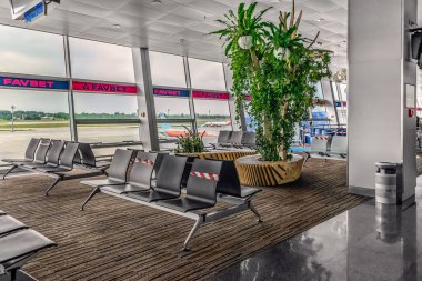 Kyiv, Ukrayna - 16 Haziran 2021: Boryspil Uluslararası Havalimanı D Terminalinin İçişleri. Salonda panoramik pencereli boş koltuklar ve dekoratif bitkiler var.