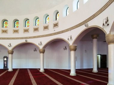 Kyiv, Ukrayna - 8 Ekim 2018: Ar-Rahma Camii 'nde kırmızı halı ve vitraylı büyük salon. Kyiv 'deki Müslüman tapınağının içi.