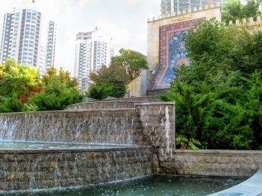 Kyiv, Ukrayna - 8 Ekim 2018: Şelale Şelalesi, Haydar Aliyev Parkı 'ndaki Şeyh Safi halısının bir kopyasıyla süslenmiş, yüksek binaların arka planında. Güzel şehir manzarası