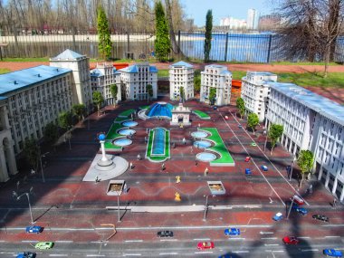 Ukrayna, Kyiv - 6 Nisan 2016: Kyiv Hidroparkındaki minyatür parkında Meydan Nezalezhnosti modeli. Şehir meydanının küçük bir kopyası Dinyeper Nehri 'nin arka planına karşı