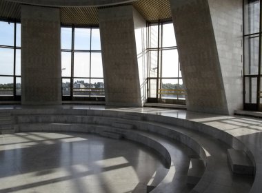 Ukrayna, Kyiv - 17 Eylül 2017: İkinci Dünya Savaşı 'nda Ukrayna Ulusal Müzesi' ndeki Büyük Mermer Şöhret Salonu. Anavatan Anıtı 'nın güzel iç kısımları güneş ışığıyla, beyaz sütunlarla ve geniş panoramik rüzgarlarla dolu.