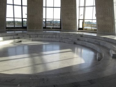 Ukrayna, Kyiv - 17 Eylül 2017: Marble Rotunda İkinci Dünya Savaşı 'nda Ulusal Ukrayna Tarihi Müzesi' nin Şöhretler Müzesi 'dir. Anavatan Anıtı 'nın görkemli iç kısımları. Çevre boyunca beyaz mermer basamaklar var.