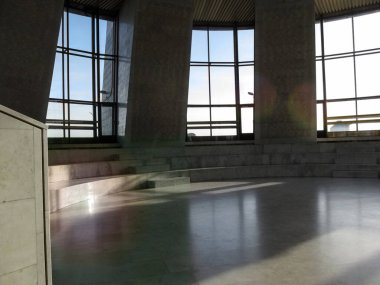 Ukrayna, Kyiv - 17 Eylül 2017: İkinci Dünya Savaşı 'nda Ukrayna Ulusal Müzesi' nin mermer kubbe duvarlarında çok renkli güneş lekeleri. Anavatan Anıtı ve Su 'nun içinde büyük beyaz bir salon.