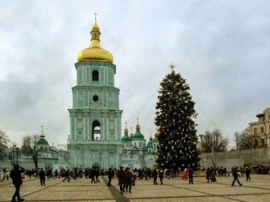 Kyiv, Ukrayna - 31 Aralık 2017: Aziz Sophia Katedrali ve Ukrayna 2018 'in ana Noel ağacı Noel' den bir gün önce St. Sophia Meydanı 'nda. Kar yağmayan sıkıcı bir kış günü, insanlar şehir merkezine tatile gittiler.