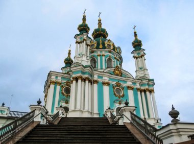 Kiev 'deki St. Andrew Kilisesi Havari Andrew' un anısına bir Ortodoks kilisesi. Turkuaz ve altın kubbeli parlak mavi tapınak, mimar Bartolomeo Rastrelli tarafından 1754 yılında Andreevskaya Hil 'de inşa edilmiştir.